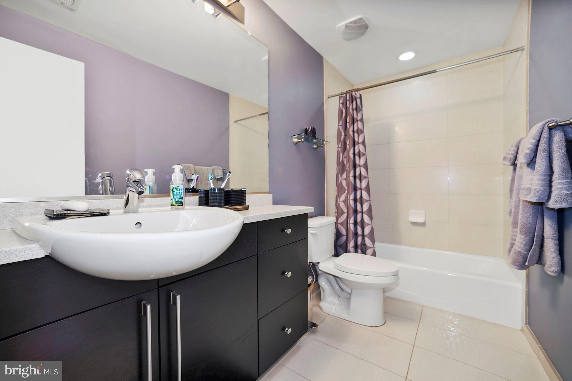 241 R Street Northeast, Unit B Washington, DC 20002 - Photo 17 of 31 Main Level Bath