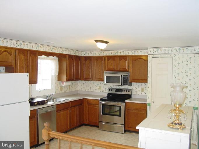 305 Spring Gate Court Mount Airy, MD 21771 - Photo 3 of 23 Kitchen