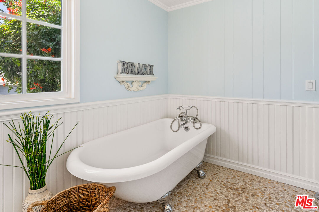 29500 Heathercliff Road, Unit 173 Malibu, CA 90265 - Photo 14 of 27 a bath tub sitting next to a white sink