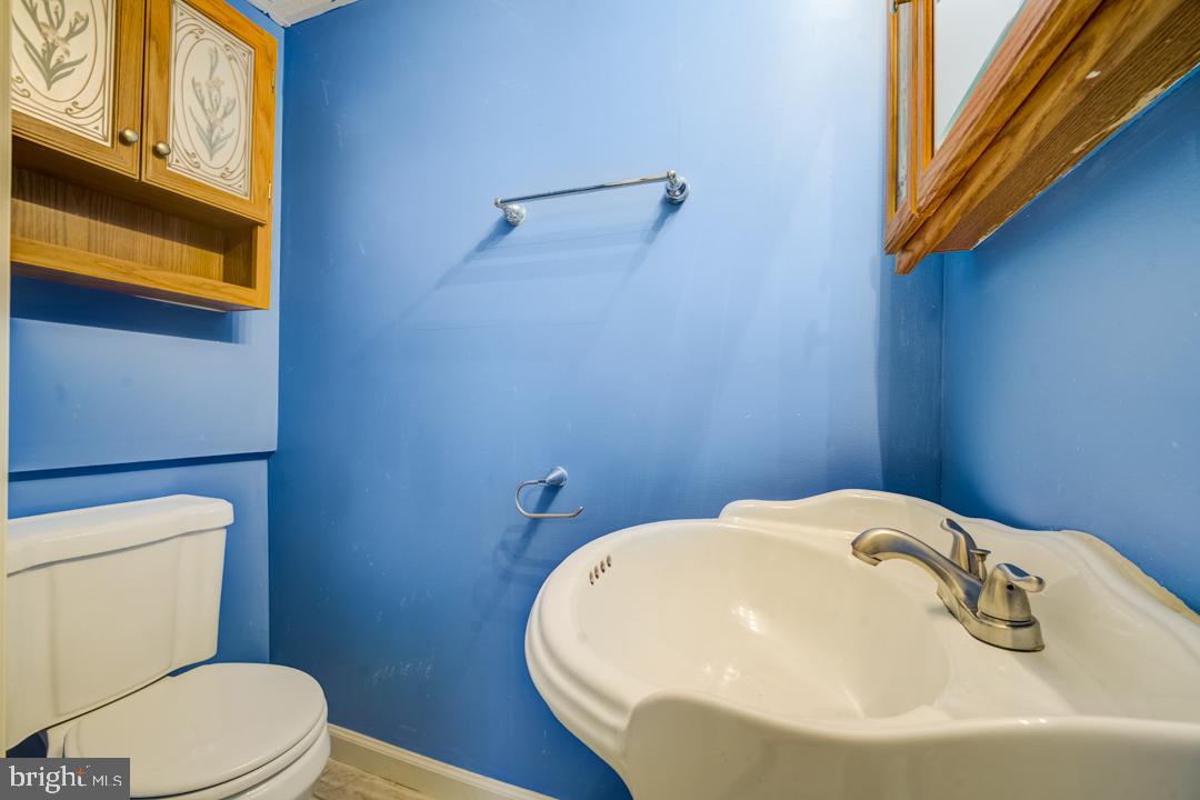 7215 Willow Oak Place Springfield, VA 22153 - Photo 23 of 30 a bathroom with a sink a toilet and bathtub
