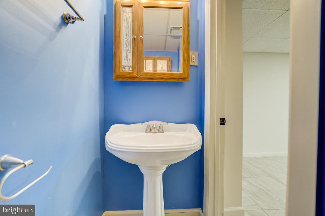 7215 Willow Oak Place Springfield, VA 22153 - Photo 24 of 30 a bathroom with a sink and a mirror
