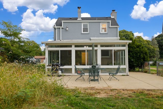 306 North Elmhurst Road Prospect Heights, IL 60070 - Photo 21 of 26 a house view with a garden space