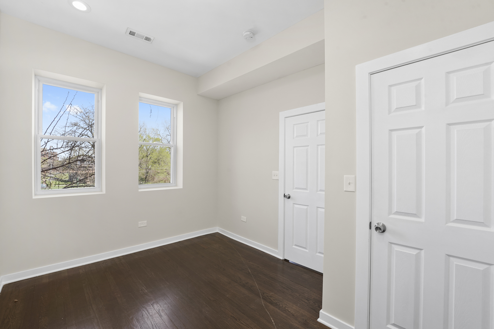 6014 South Prairie Avenue, Unit 2 Chicago, IL 60637 - Photo 5 of 10 a view of an empty room with wooden floor and a window