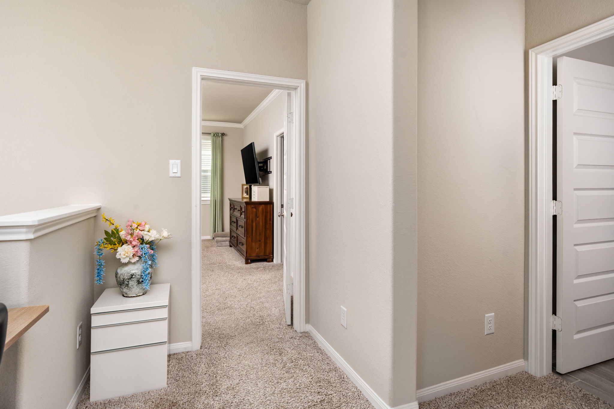 9810 Falling Fern Lane Houston, TX 77080 - Photo 8 of 30 a hallway with flowers in it