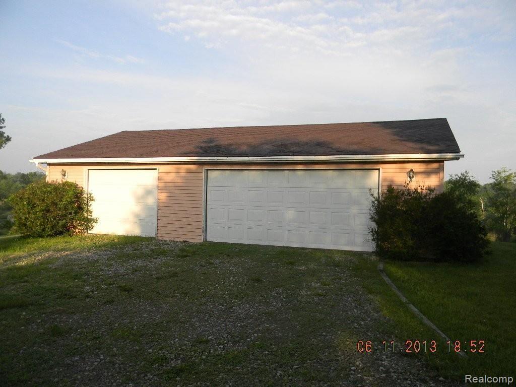 3 car dettached ON BUILDABLE LOT