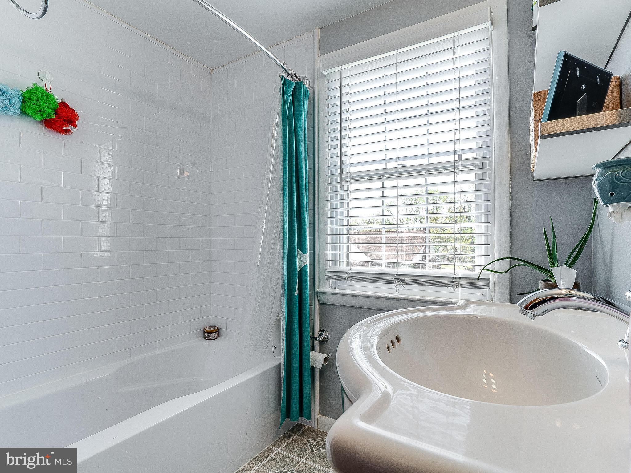 2806 Willoughby Road Baltimore, MD 21234 - Photo 15 of 30 Full bath upstairs