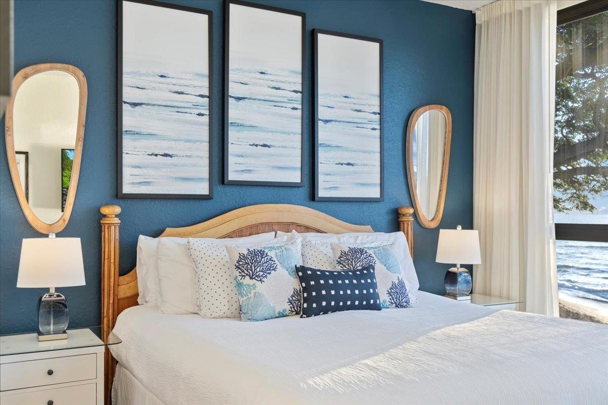 3445 Lower Honoapiilani Road, Unit 361 Lahaina, HI 96761 - Photo 20 of 43 a bedroom with bed and a mirror