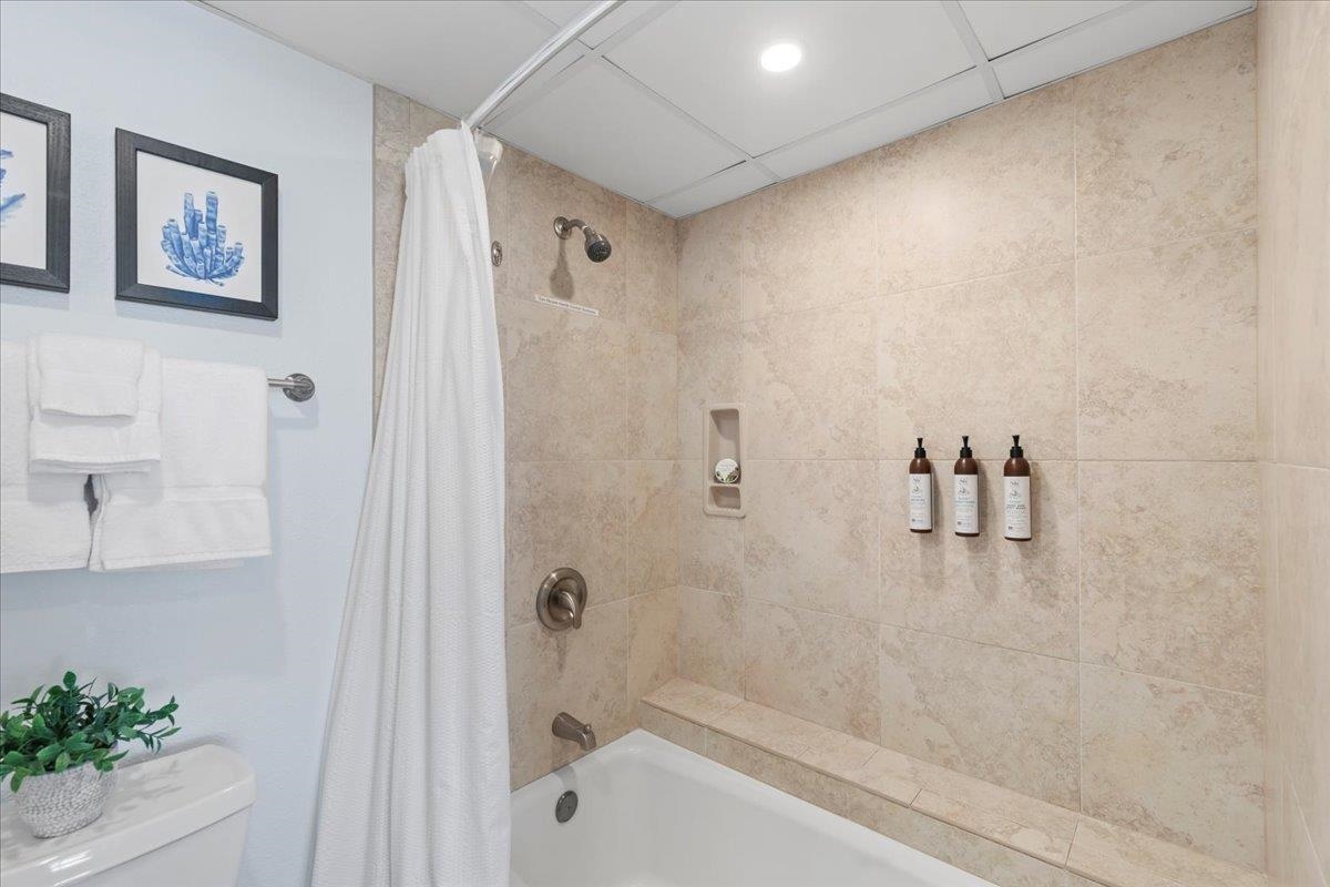 3445 Lower Honoapiilani Road, Unit 361 Lahaina, HI 96761 - Photo 23 of 43 a bathroom with a bathtub and shower