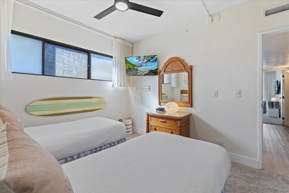 3445 Lower Honoapiilani Road, Unit 361 Lahaina, HI 96761 - Photo 25 of 43 a bedroom with 2 bed and a dresser