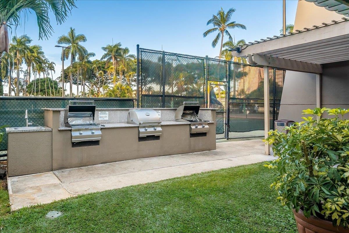 3445 Lower Honoapiilani Road, Unit 361 Lahaina, HI 96761 - Photo 34 of 43 a view of a living room and kitchen