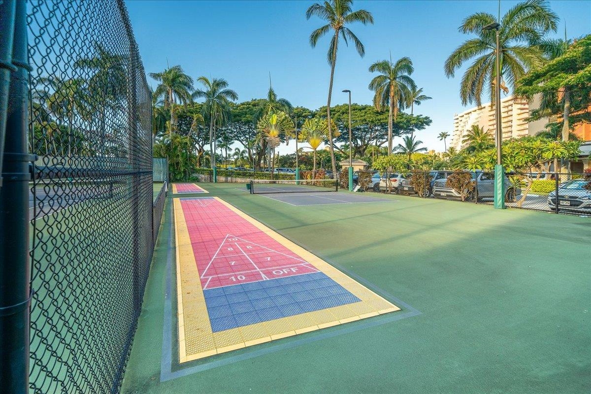 3445 Lower Honoapiilani Road, Unit 361 Lahaina, HI 96761 - Photo 37 of 43 a view of a park with palm trees