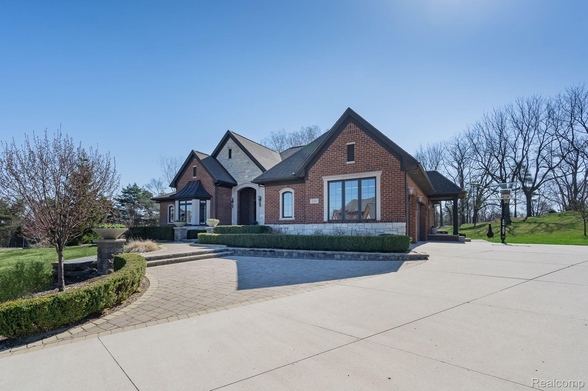 599 Wellington Circle Rochester, MI 48309 - Photo 3 of 39