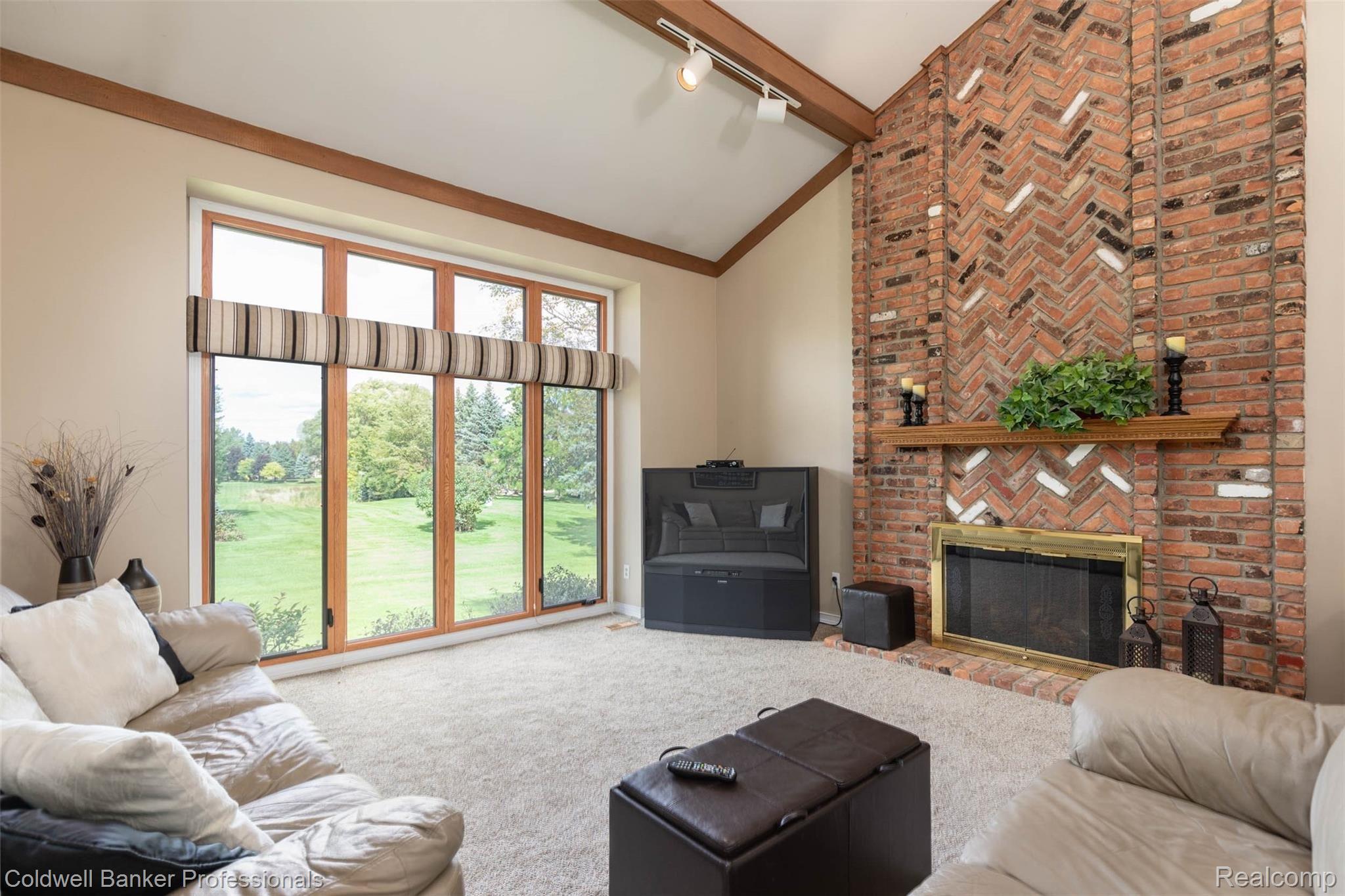 3472 Wedgewood Drive Rochester, MI 48306 - Photo 14 of 46 Gas Fireplace