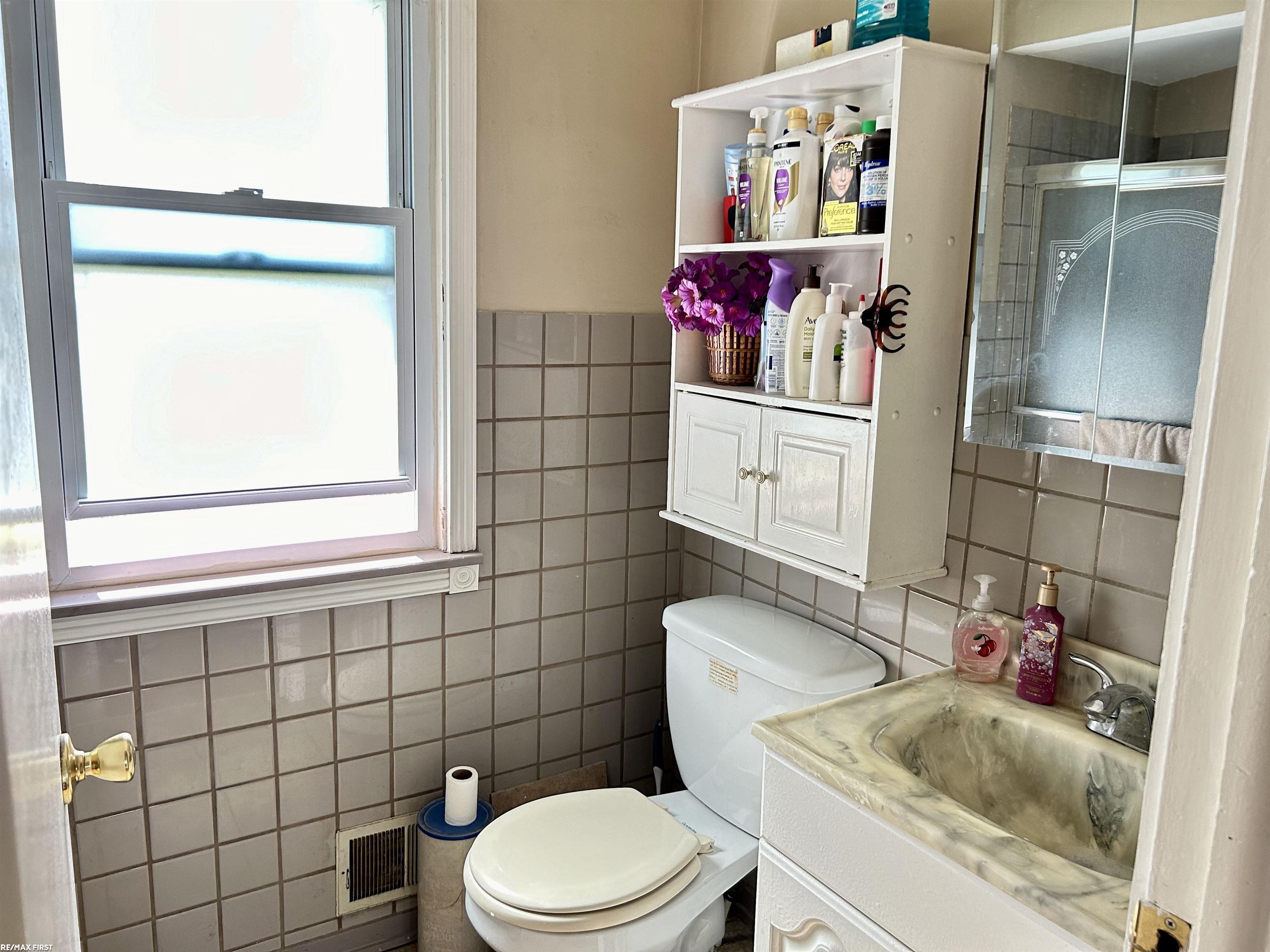 8694 Stephens Road Warren, MI 48089 - Photo 16 of 29 50156489-474f40d2-c392-435a-b19b-507e2ef323e1.JPG
