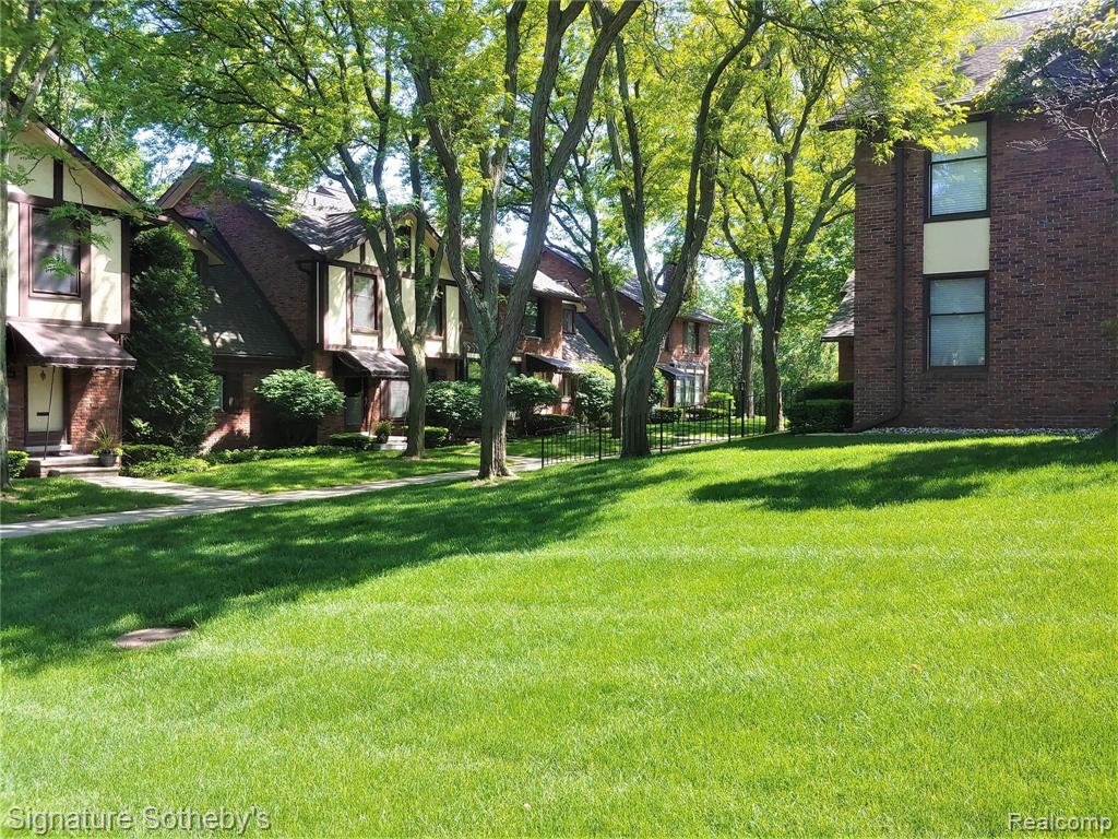 1750 Vernier Road, Unit 5 Grosse Pointe Woods, MI 48236 - Photo 32 of 33