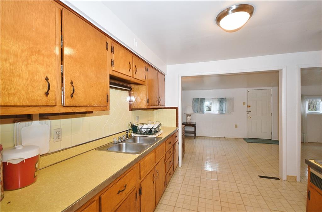 562 Grove Road Verona, PA 15147 - Photo 12 of 25 Gallery Image 12