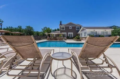 $1,550 | 300 Vista Lake Drive, Unit 205, Candler, NC 28715