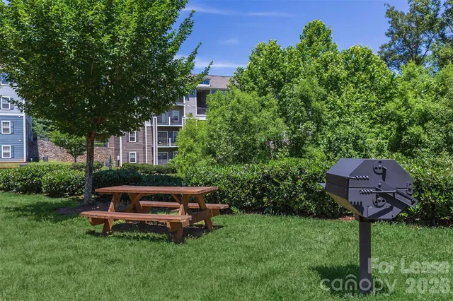 $1,550 | 300 Vista Lake Drive, Unit 205, Candler, NC 28715