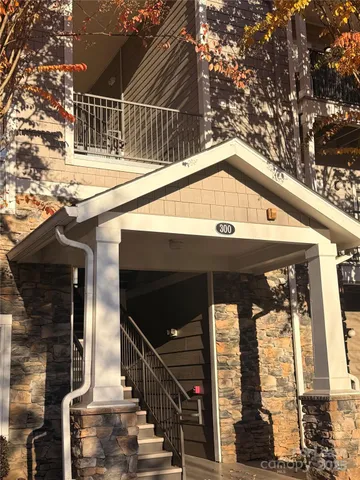 $1,550 | 300 Vista Lake Drive, Unit 205, Candler, NC 28715