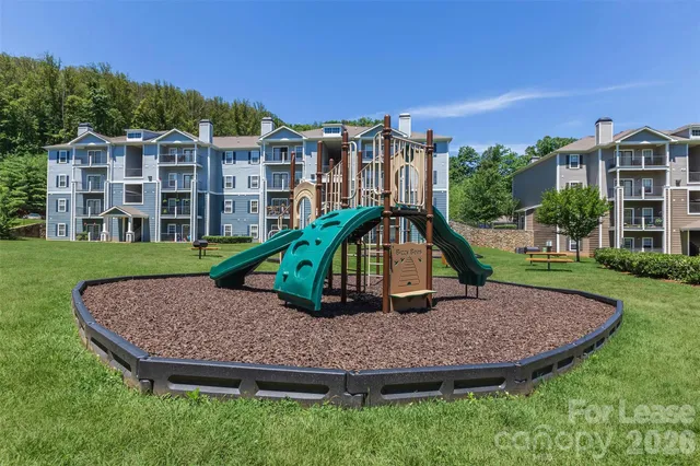 $1,550 | 300 Vista Lake Drive, Unit 205, Candler, NC 28715