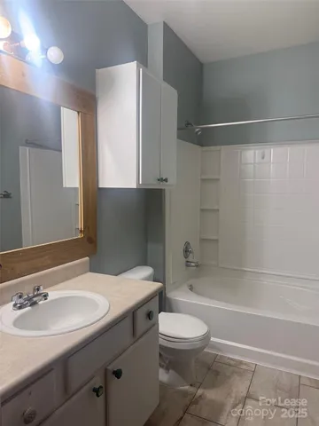 $1,550 | 300 Vista Lake Drive, Unit 205, Candler, NC 28715