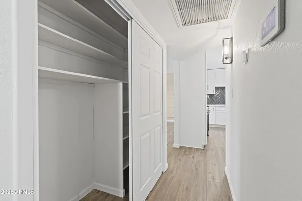 en empty room with ceiling fan and window
