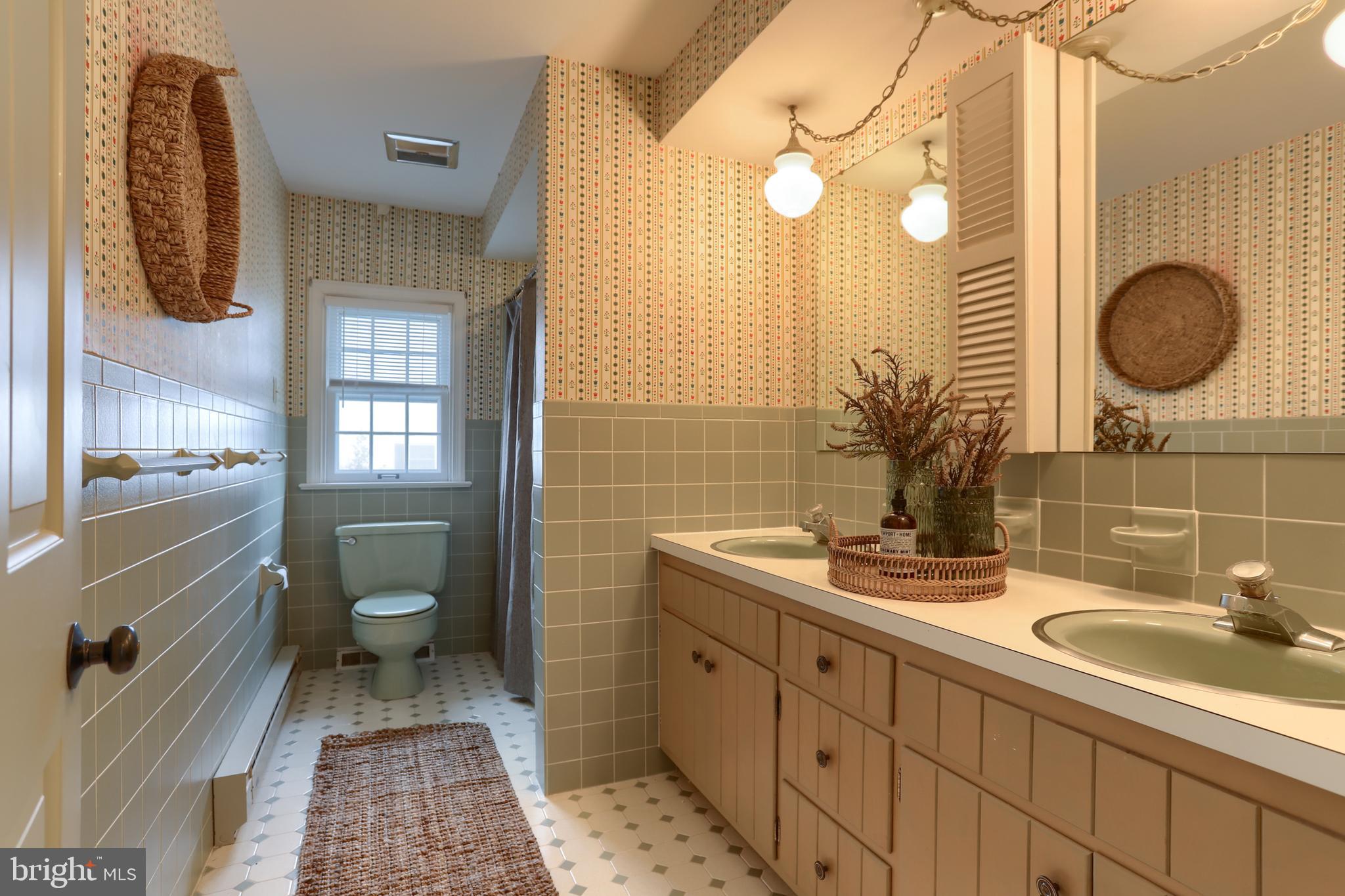 17 Becker Drive Lititz, PA 17543 - Photo 38 of 50 2nd floor hall bath