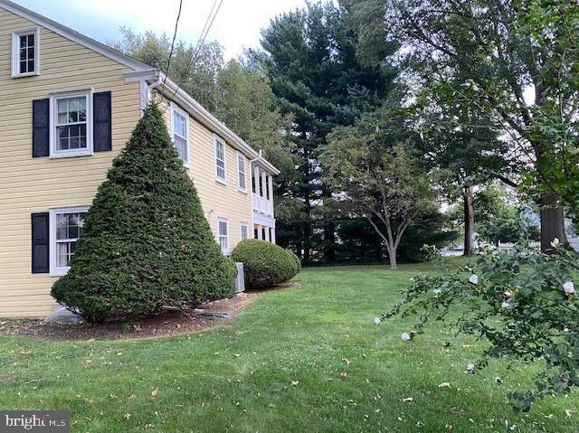 17 Becker Drive Lititz, PA 17543 - Photo 4 of 50 side yard, summer view