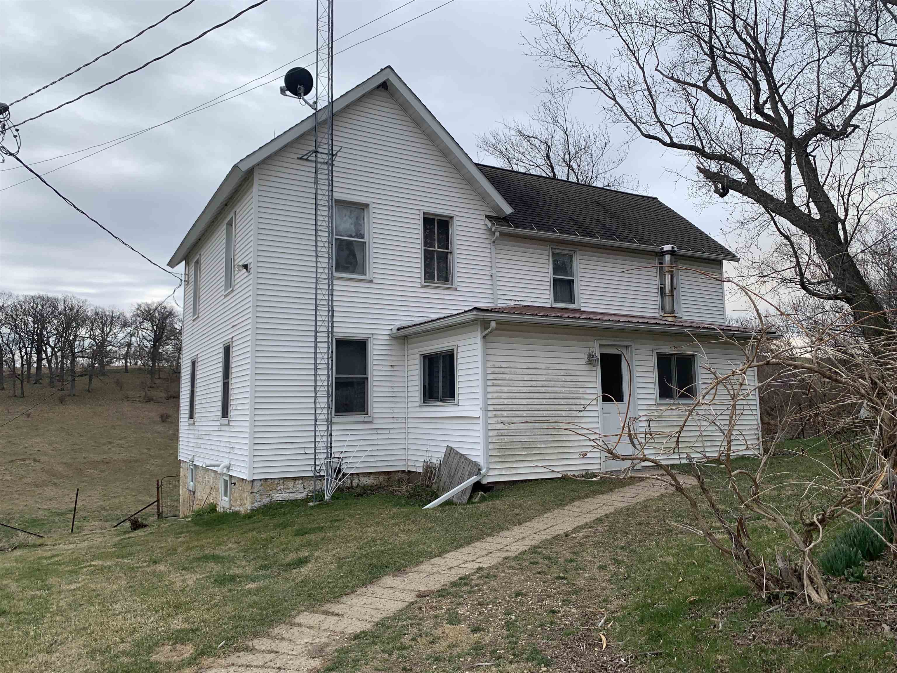 8377 South Massbach Road Elizabeth, IL 61028 - Photo 2 of 10 a front view of house with yard