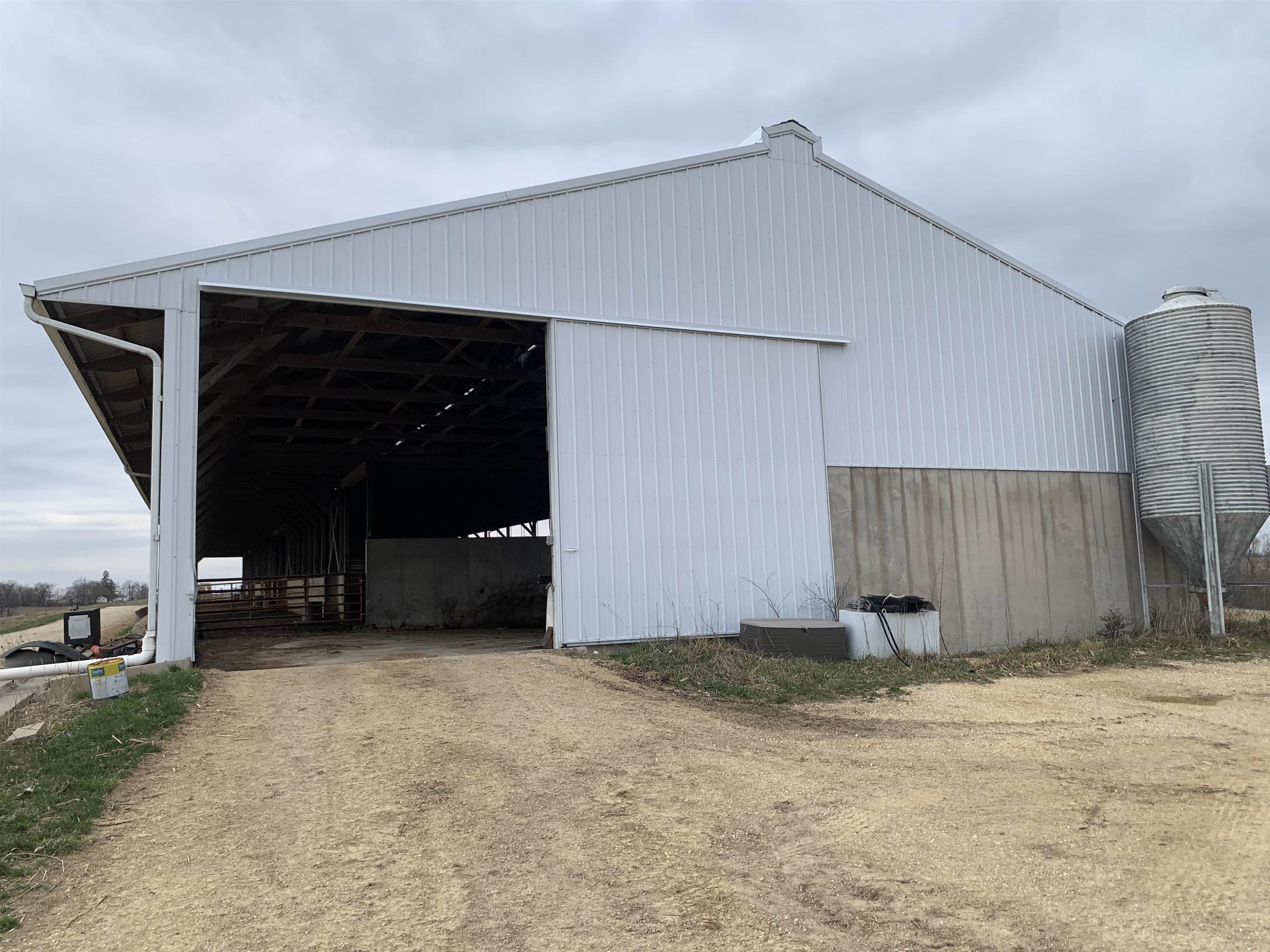 8377 South Massbach Road Elizabeth, IL 61028 - Photo 5 of 10 a view of a garage