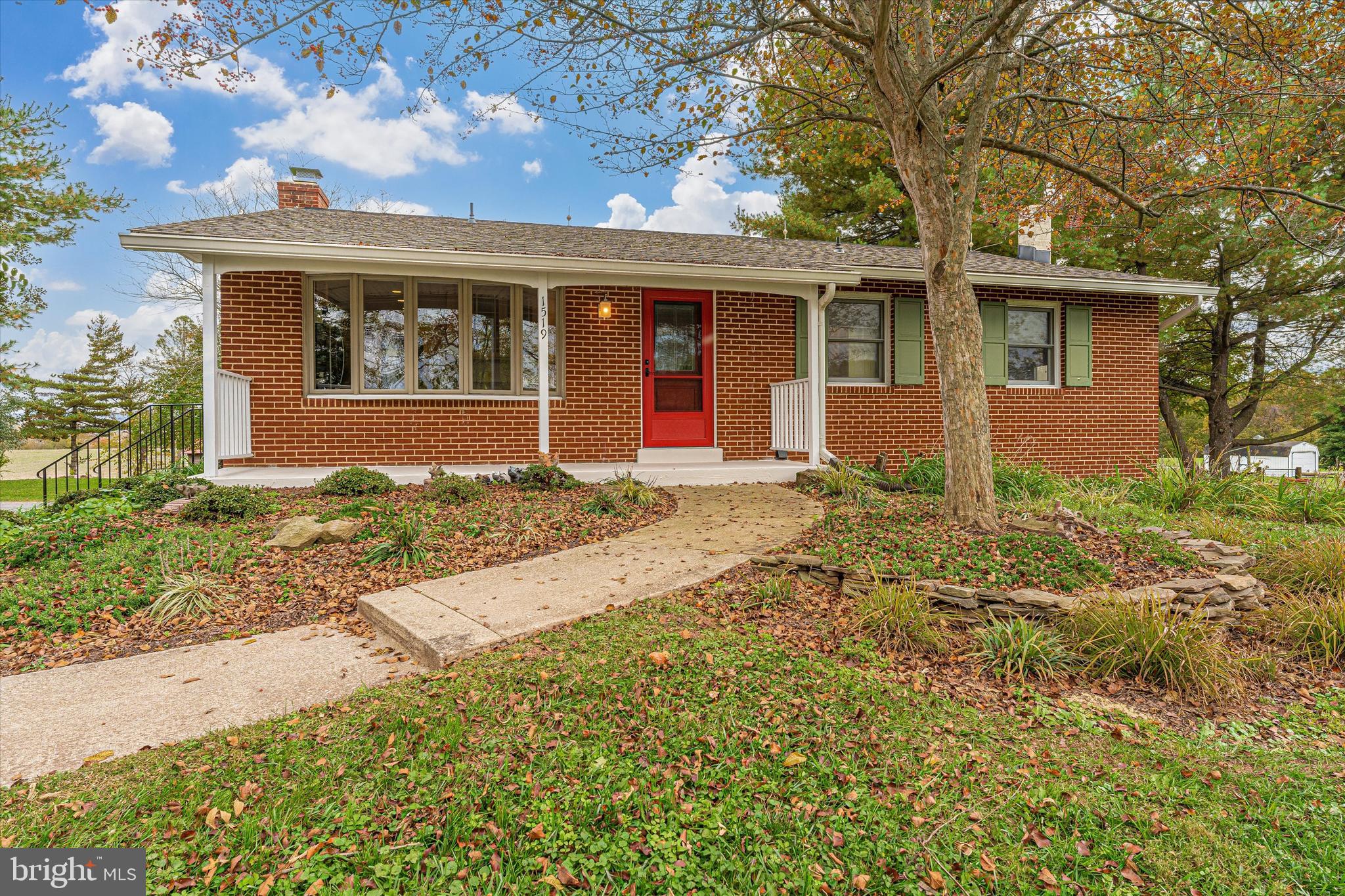 Sweet Home on over 1 acre! Private and quiet!
