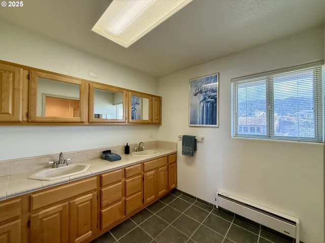 $1,350,000 | 30555 Sandy Drive, Gold Beach, OR 97444