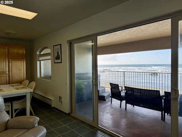 $1,350,000 | 30555 Sandy Drive, Gold Beach, OR 97444