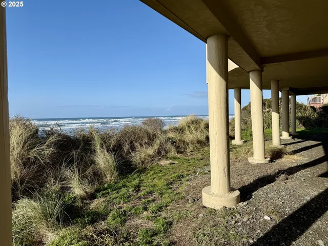 $1,350,000 | 30555 Sandy Drive, Gold Beach, OR 97444