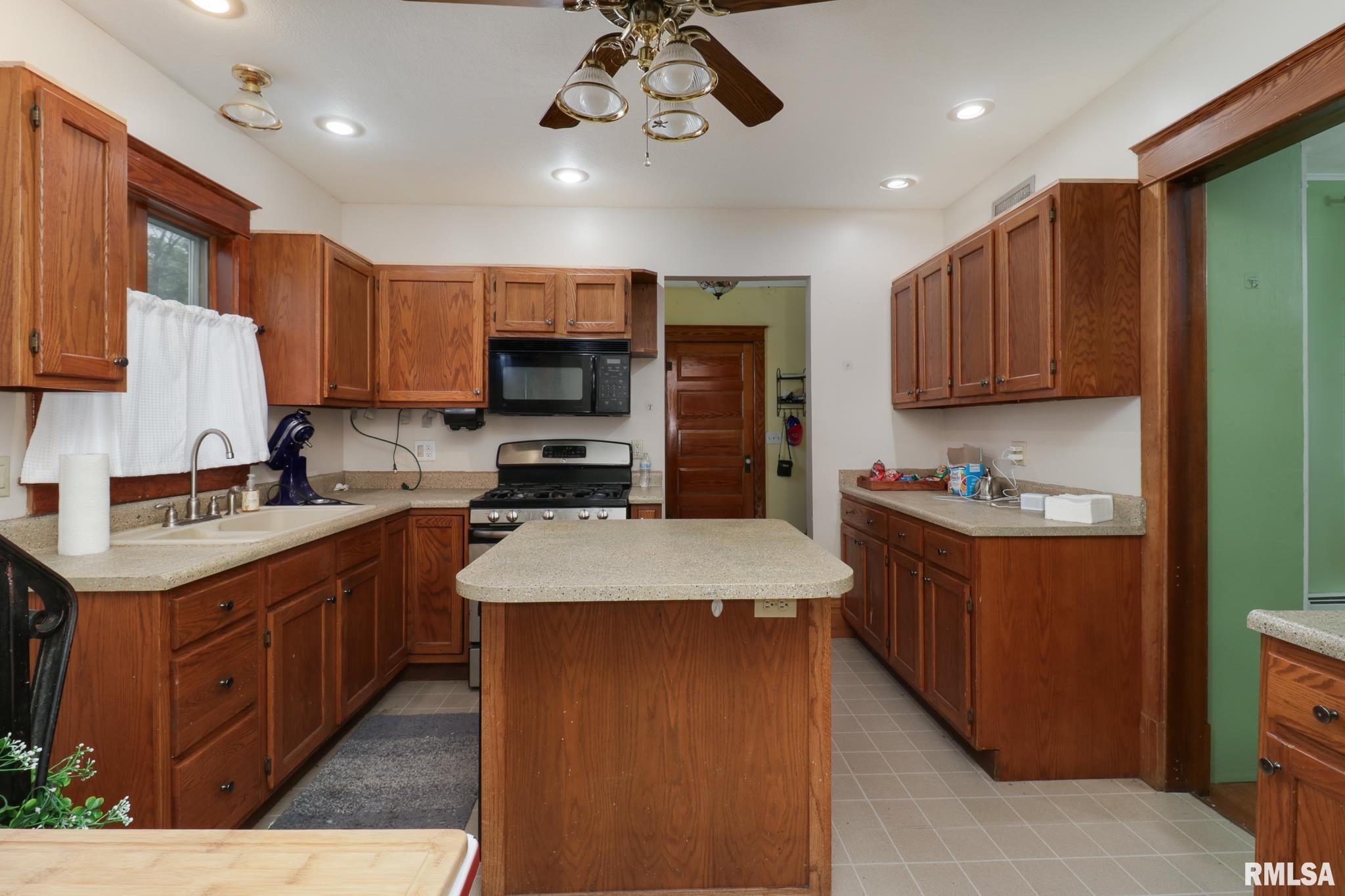 412 Elm Street Delavan, IL 61734 - Photo 11 of 33