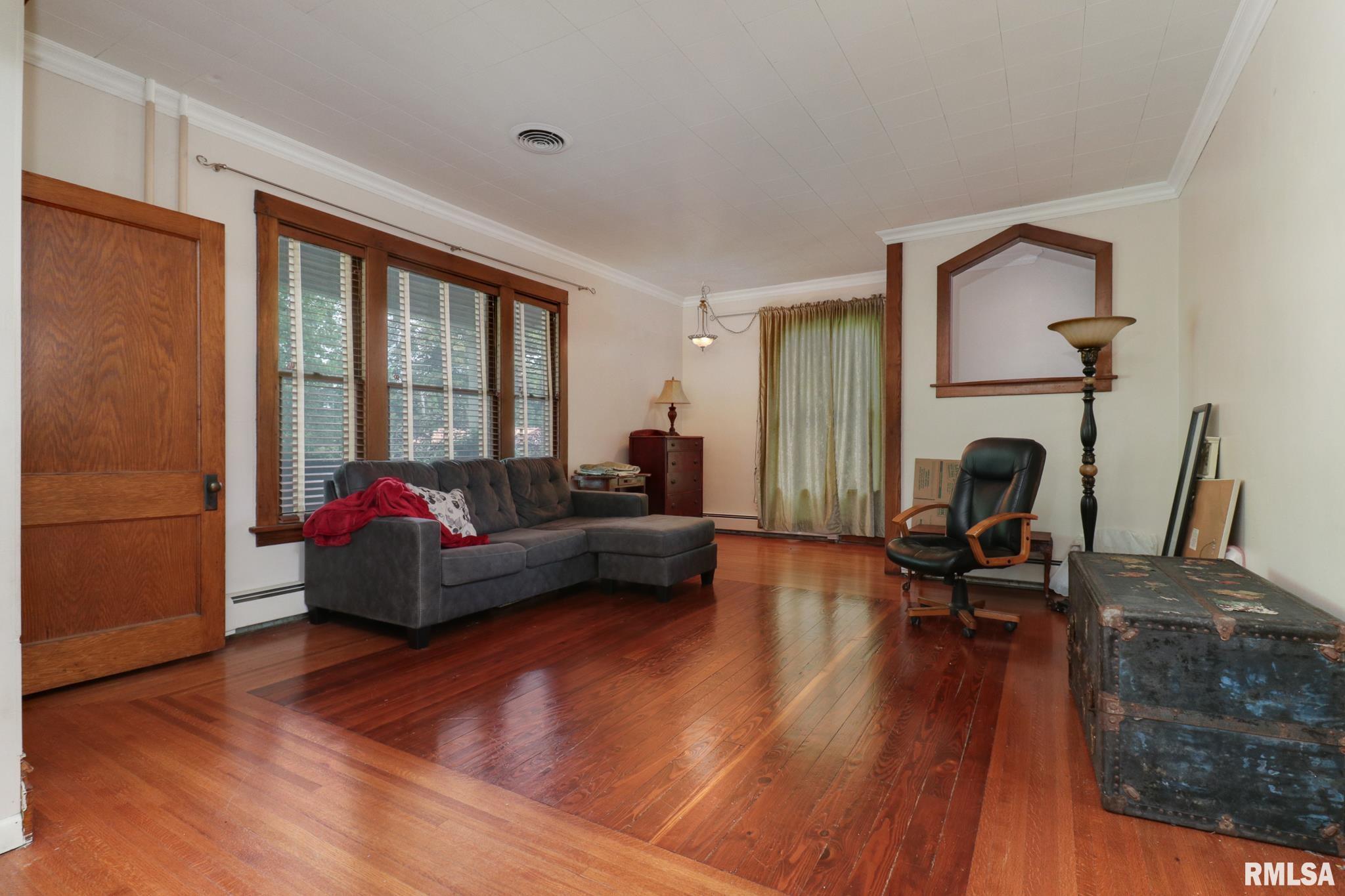 412 Elm Street Delavan, IL 61734 - Photo 4 of 33