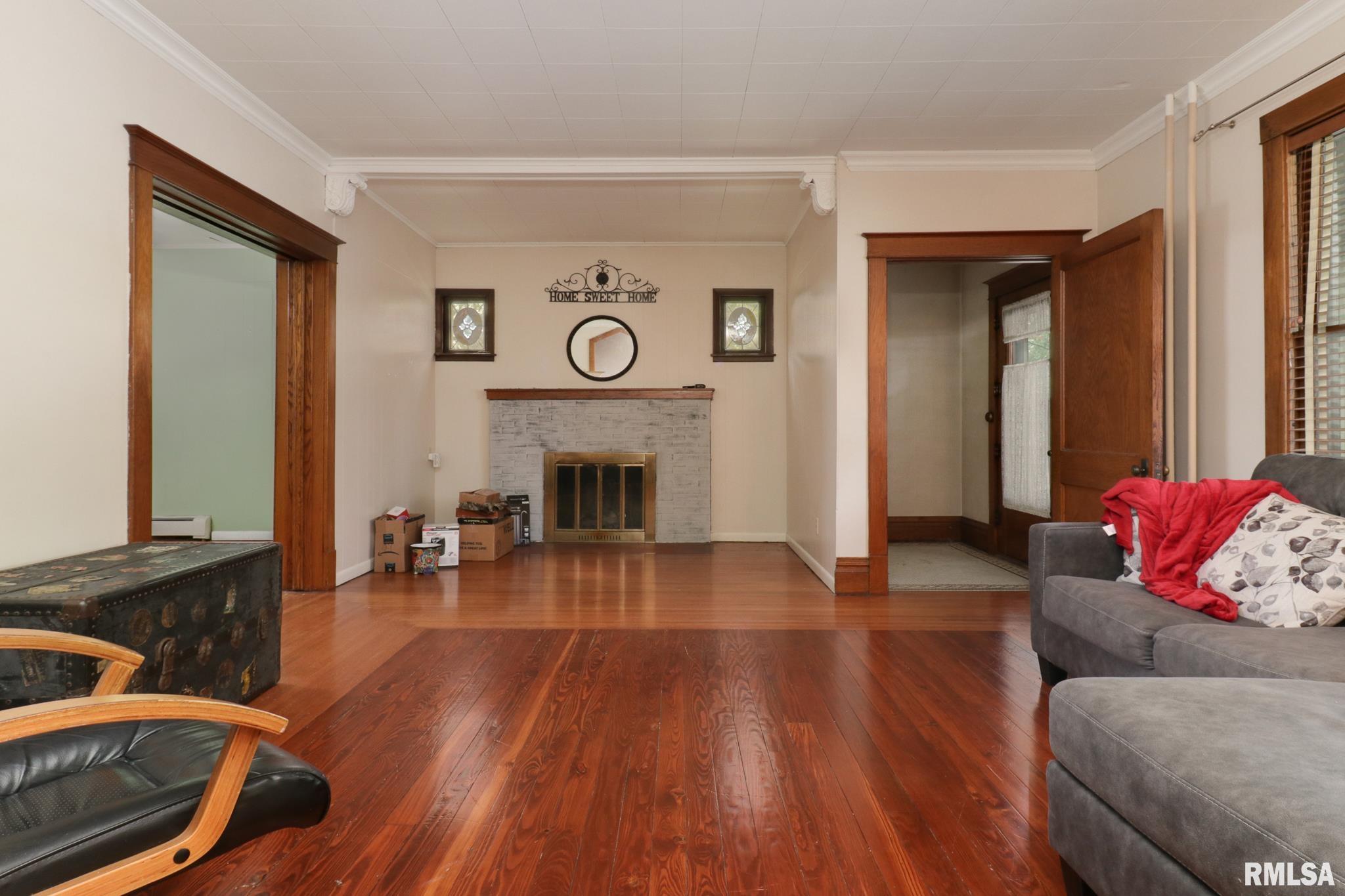 412 Elm Street Delavan, IL 61734 - Photo 5 of 33