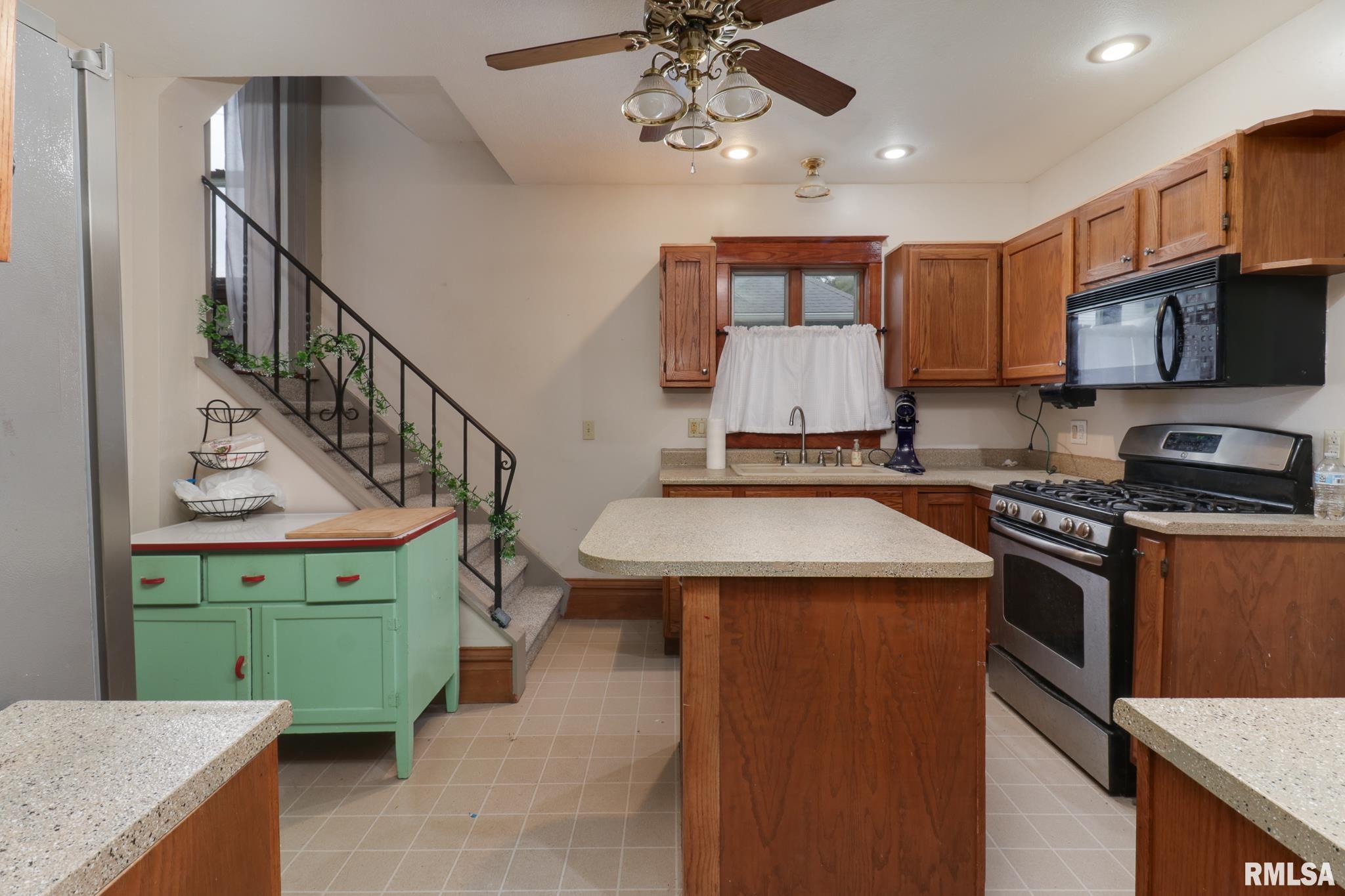 412 Elm Street Delavan, IL 61734 - Photo 10 of 33