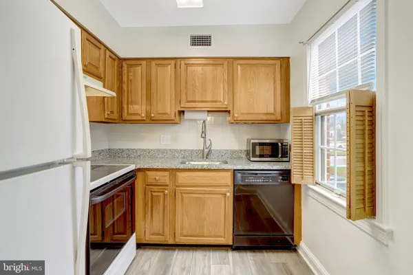 $2,450 | 2405 Arlington Boulevard, Unit 76, Arlington, VA 22201