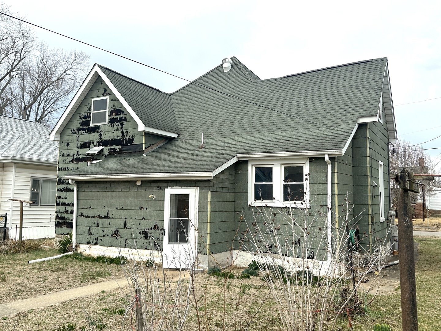 1821 Division Street Murphysboro, IL 62966 - Photo 15 of 16 front view of a house with a yard