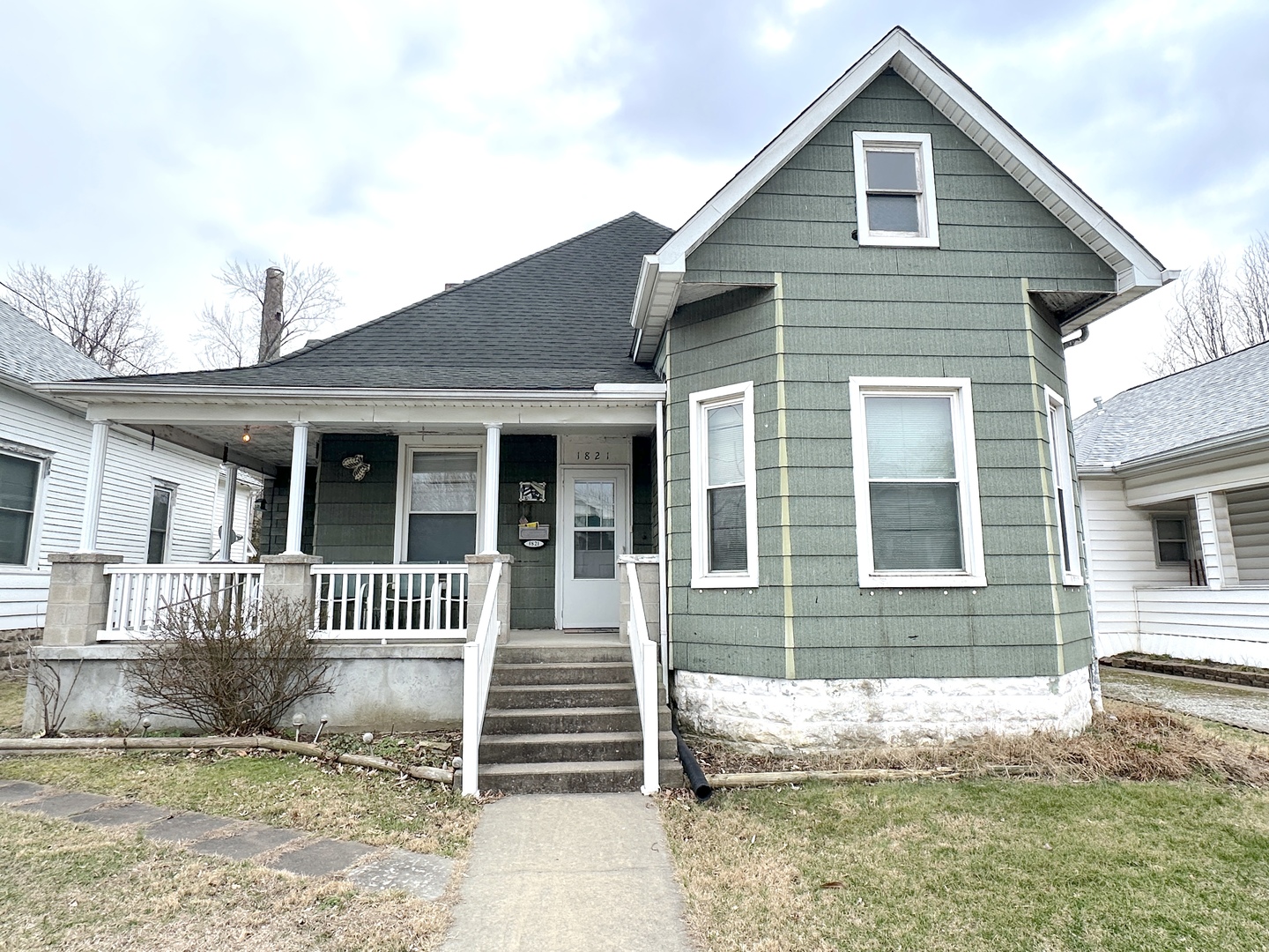 1821 Division Street Murphysboro, IL 62966 - Photo 2 of 16 a front view of a house with a yard