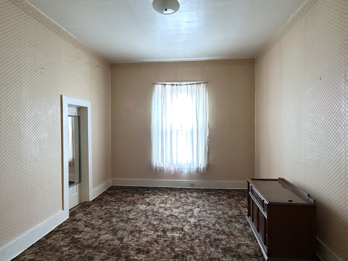 1821 Division Street Murphysboro, IL 62966 - Photo 10 of 16 a room that has a window