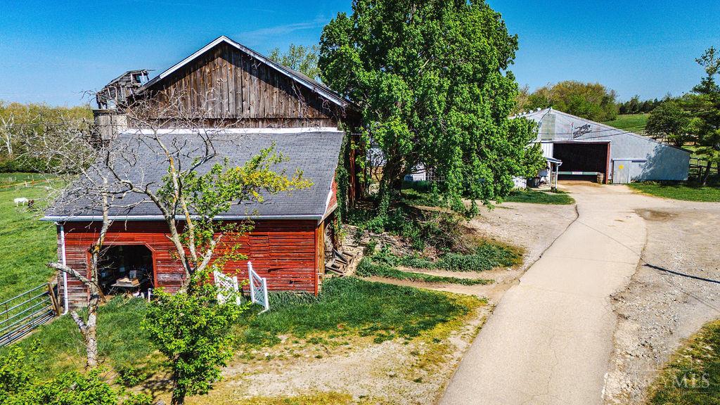 2920 Minton Road Hamilton, OH 45013 - Photo 19 of 39 red hay barn