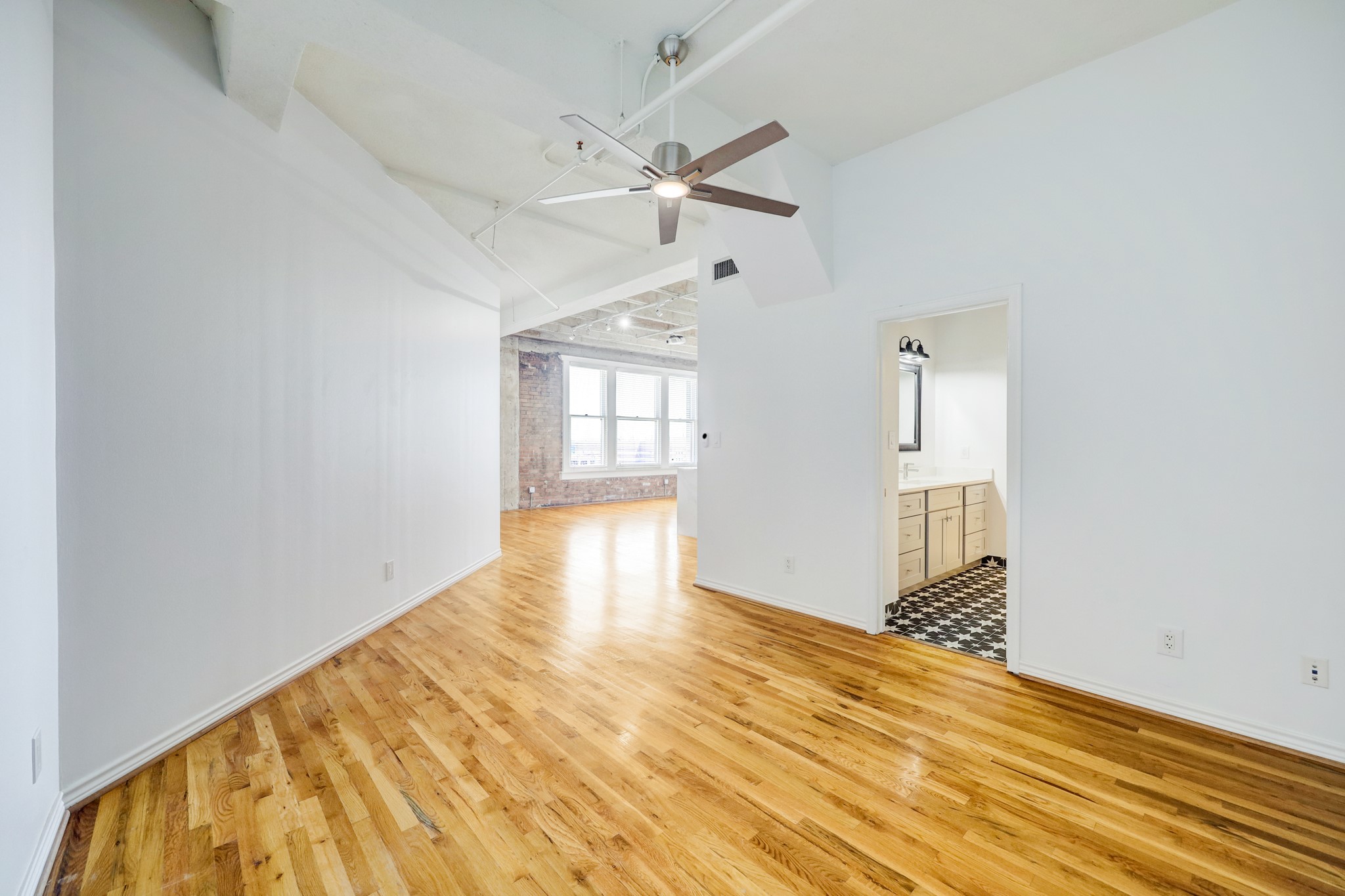 201 Main Street, Unit 6D Houston, TX 77002 - Photo 6 of 24 a view of an empty room and window