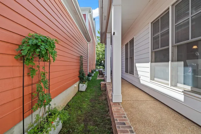 a view of a pathway with a house