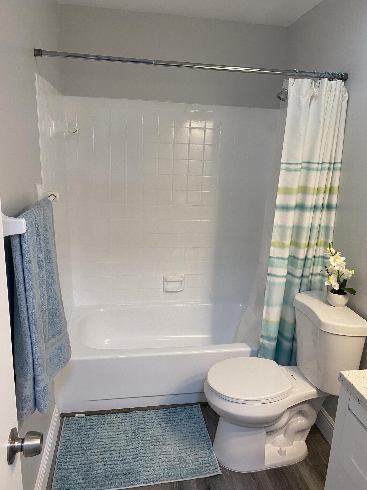 103 Southeast Norfolk Boulevard Stuart, FL 34997 - Photo 30 of 34 a bathroom with a toilet a sink and a bathtub