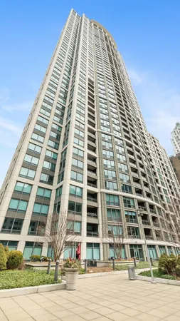 $700,000 | 130 North Garland Court, Unit 3102, Chicago, IL 60602