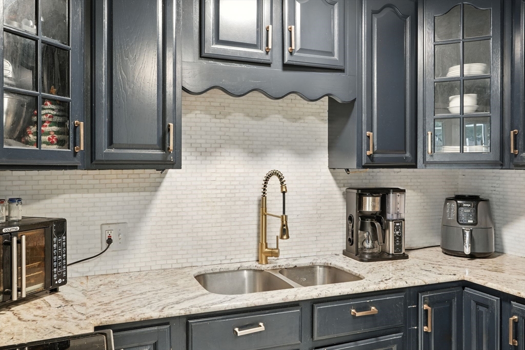 381 North Brook Road Springfield, MA 01119 - Photo 12 of 34