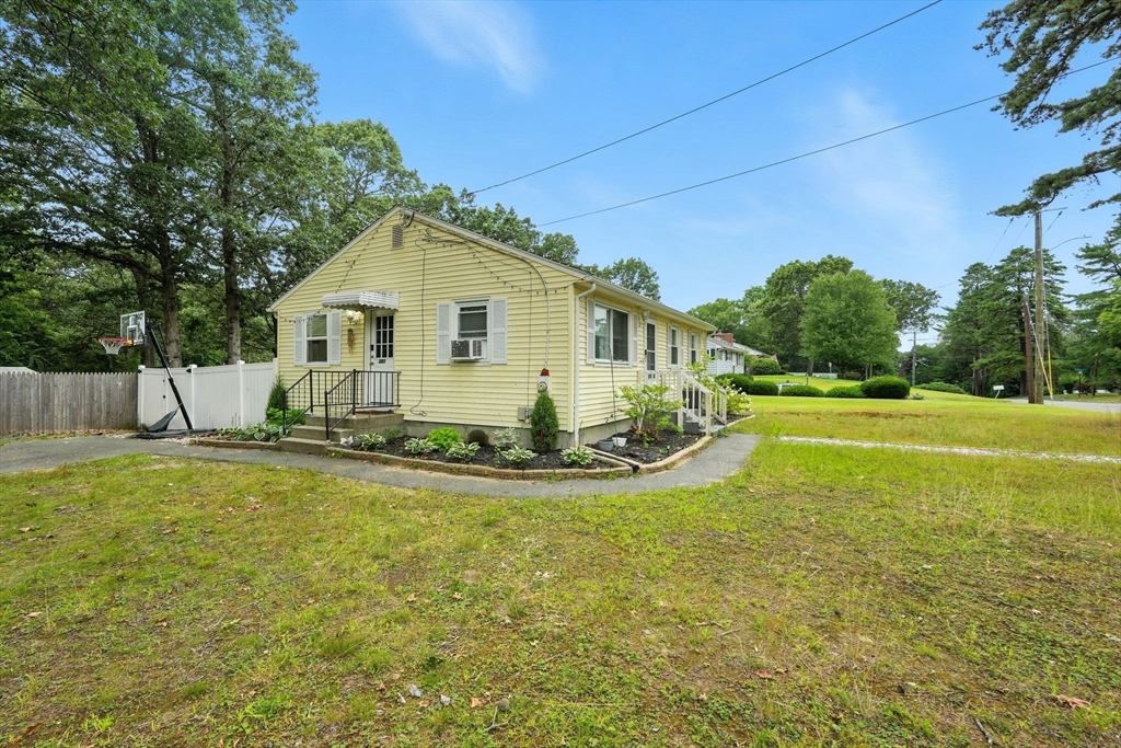 381 North Brook Road Springfield, MA 01119 - Photo 4 of 34