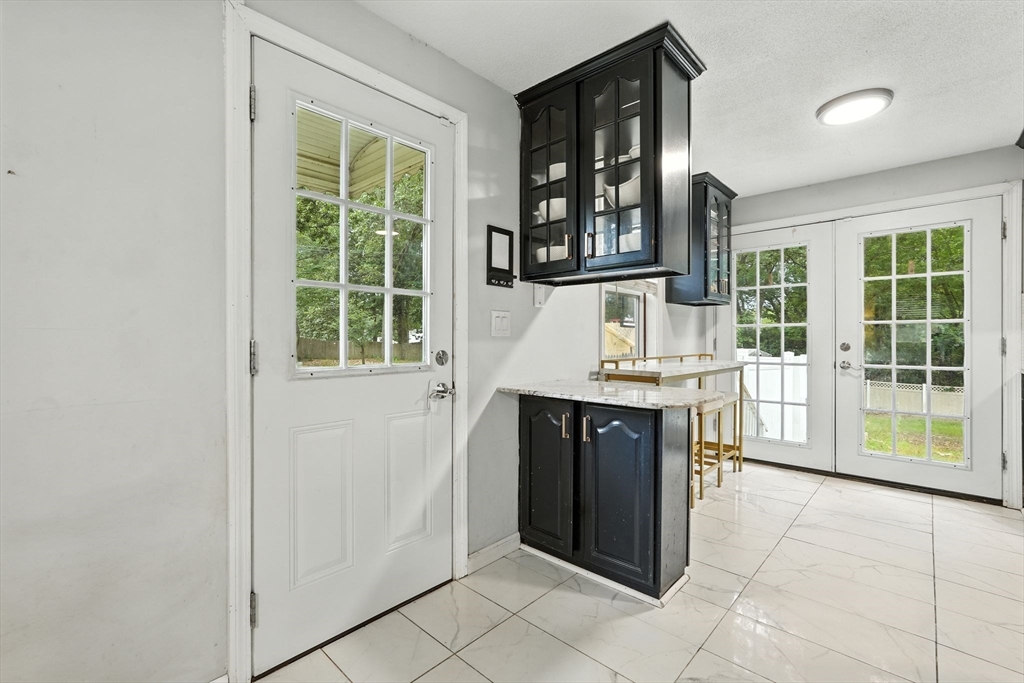 381 North Brook Road Springfield, MA 01119 - Photo 9 of 34